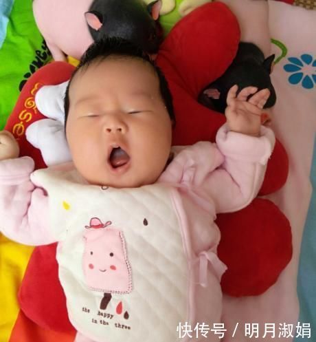 “一哭、二笑、三认母”,3个月宝宝的发育规律,有趣又可爱