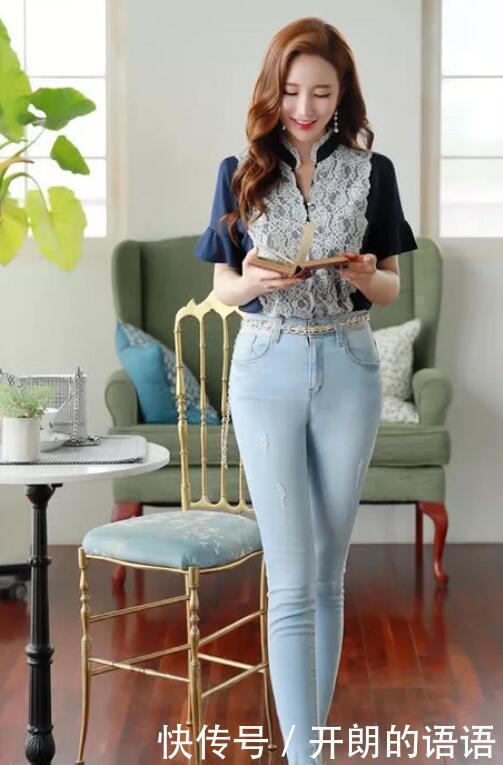 牛仔裤弹性的收腰设计,更加舒适大气,紧身的版型显得时尚优雅