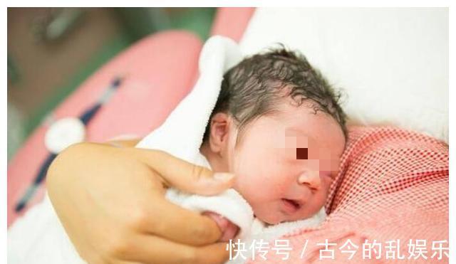 宝妈|宝宝吃奶时总喜欢“扭来扭去”,并不是因为太开心,别误读了