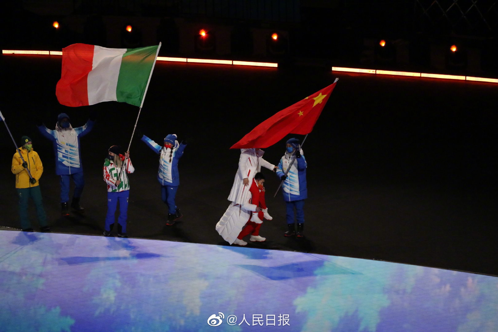 中国结|运动员在巨型中国结中入场