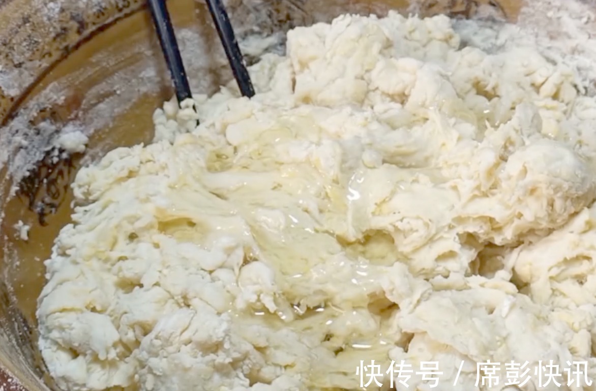 油条|原来油条这么简单,早起给家人炸一盘,外酥里嫩,个个空心