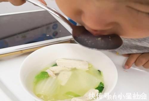 米汤|这四种辅食不要给宝宝吃,儿科医生:不到三岁宝宝越吃肠胃越弱