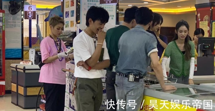 观众们|《中餐厅5》定下播出时间!用全员海报官宣阵容,龚俊坐在最边边