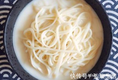 煮面条,最忌讳开水下锅,大厨透露出“秘诀”,面条劲道不结坨