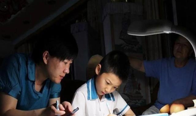 写作业|“狂野女孩”火了,因通宵写作业,第2天发型成亮点,好笑又心疼