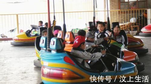 孩子|2岁女童在游乐园突然抠耳朵，连送4家医院，取出的东西让父母崩溃