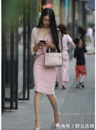 吊带裙|美女穿搭:粉色吊带裙搭配短款开衫, 优雅大气, 气质感十足