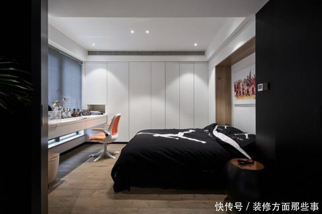 大理石|125平现代风三居室,客厅用高级黑色木饰面+柜子增加动区收纳