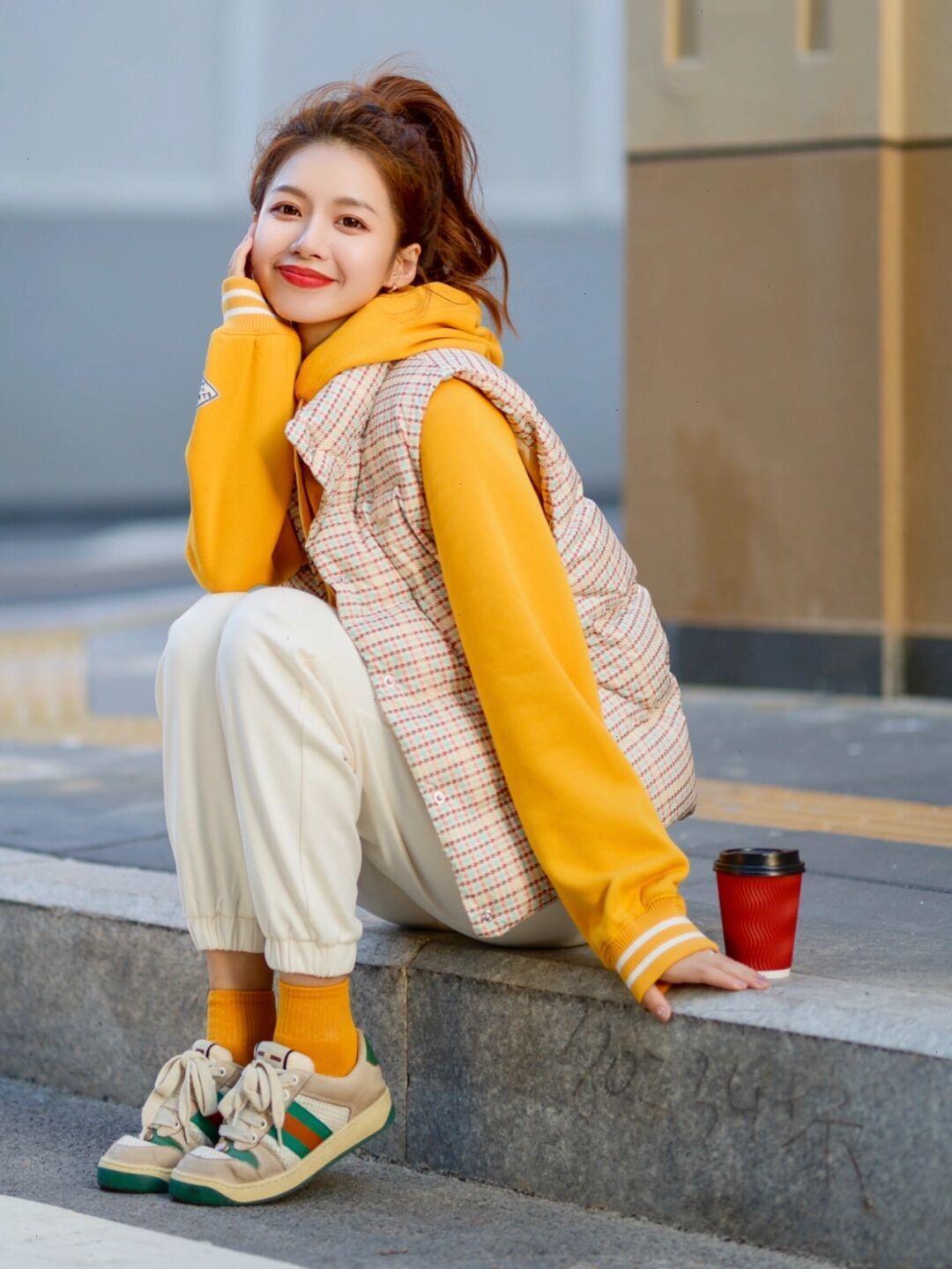 无袖 不知道换季怎么搭?入手一件“羽绒马甲”搭配长裤,女神范十足!