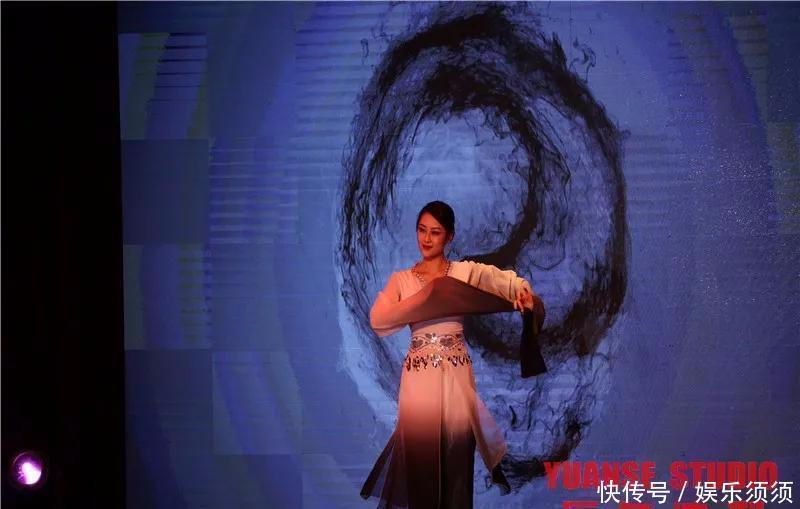 实践|【化妆实践】12.12“廿廿不忘,逐梦前行” 迎新晚会