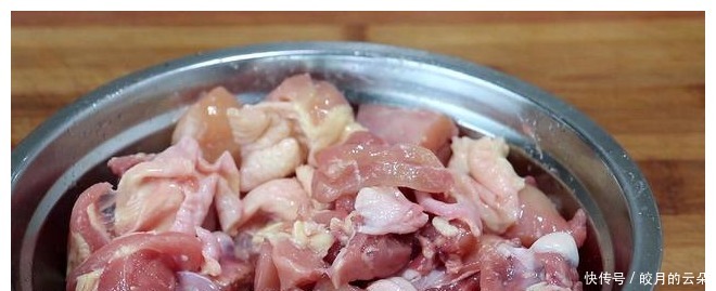 食用油|鸡肉别直接下锅炒,教你一个独特做法,一次3斤不够吃,真过瘾!