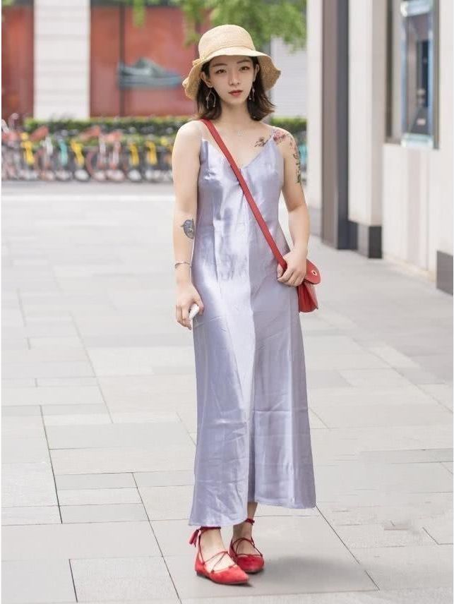 街拍:小姐姐身穿红色连衣裙,彰显纤细的身材,突现出轻熟般的气息