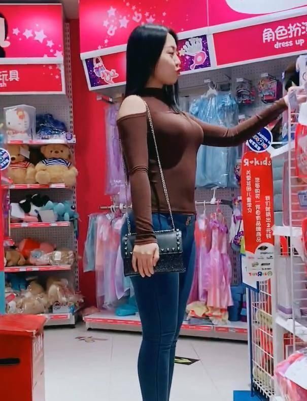 超市里的微胖女生,牛仔裤穿出满分的质感