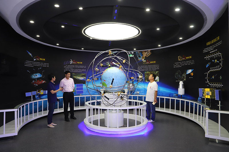 中小学生 航天三江科普馆体验航天科技“太空快递”