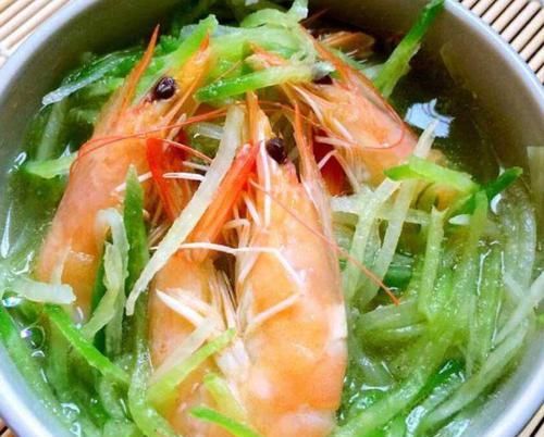 我家萝卜从不炒着吃，放几个大虾，又鲜又香，出锅汤汁一滴不剩