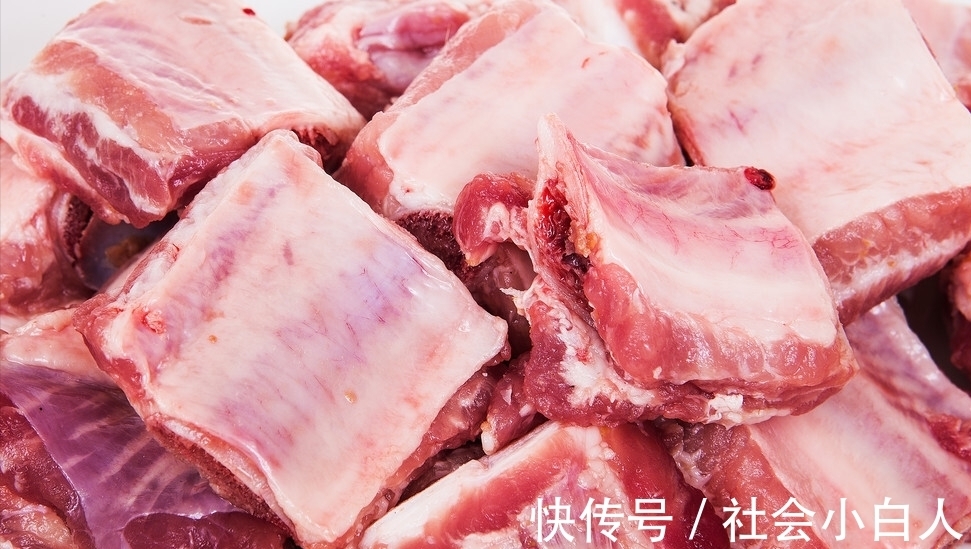 焯水|排骨一焯水就变柴？原来是用错了水，教你正确操作，排骨鲜嫩不柴