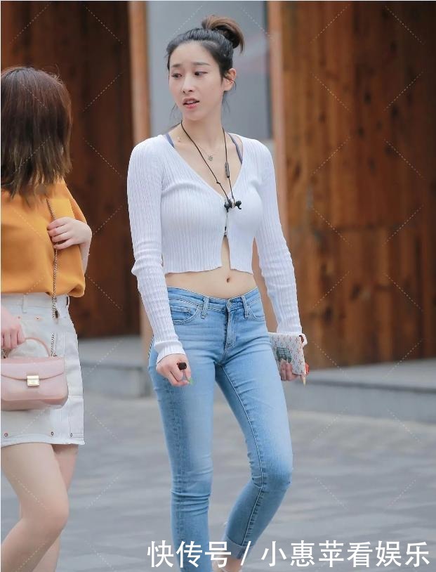 针织|穿搭有技巧的女孩很惊艳,针织露脐上衣搭牛仔裤,成熟有女人味