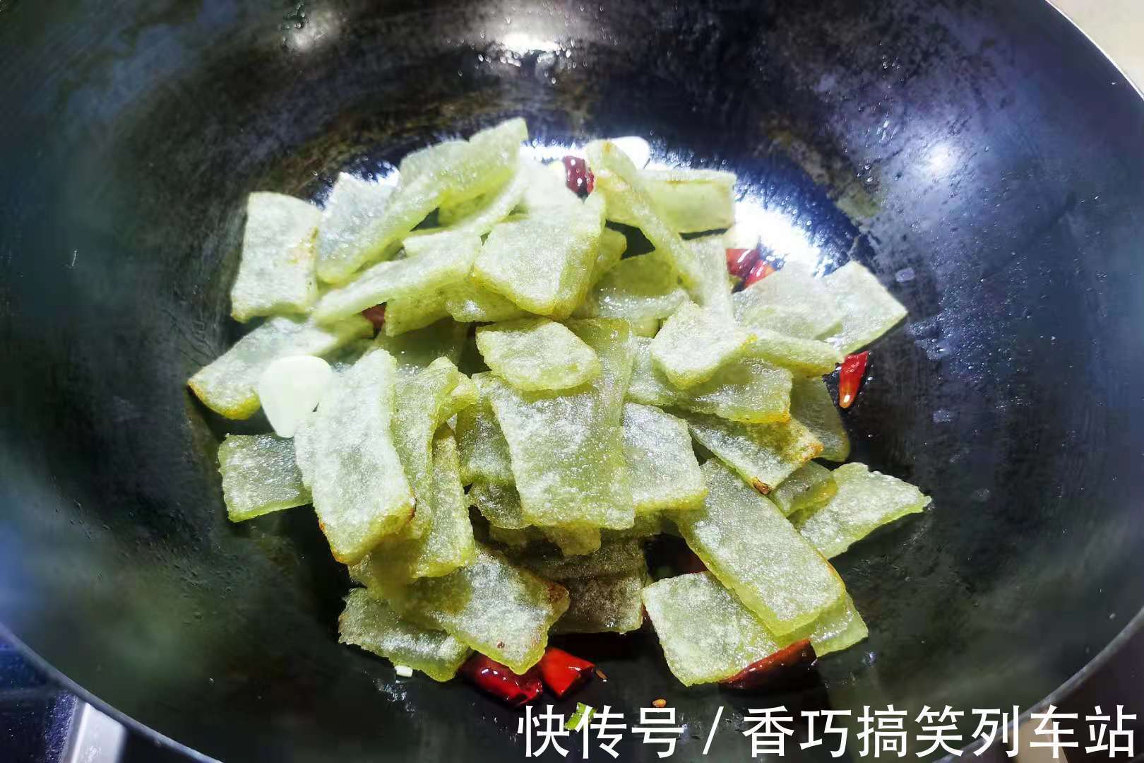 焖子|夏季,我常吃粉渣,买来不熬不蒸,上锅一煎一炒,香而不腻,解馋