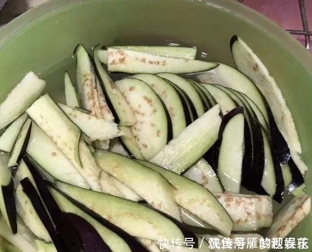 炒茄子先放油，那你就错了，星级厨师教你一招，茄子不吸油不发黑