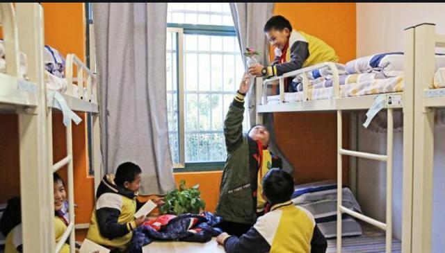“如果能重选,我一定不让孩子住校”,寄宿是省心还是“痛心”