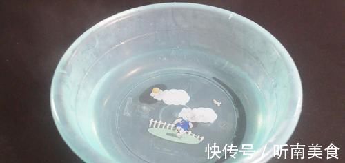 把牙膏涂抹在梳子上太实用了,我也是今天刚知道,看完尽快提醒家人