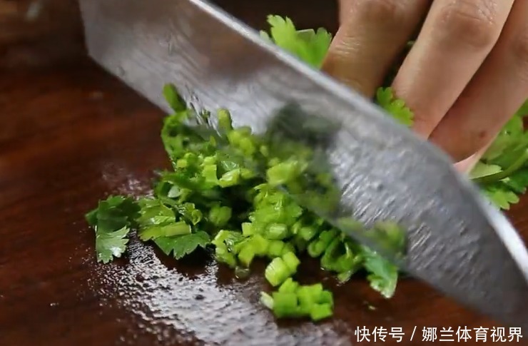 美味|2个大土豆简单一做,香辣美味,外酥里嫩,一口一块停不下来