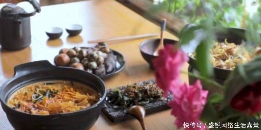 李子|李子柒螺蛳粉摊上事后,自制“蛋黄酥”也翻车,网友:这谁敢吃!