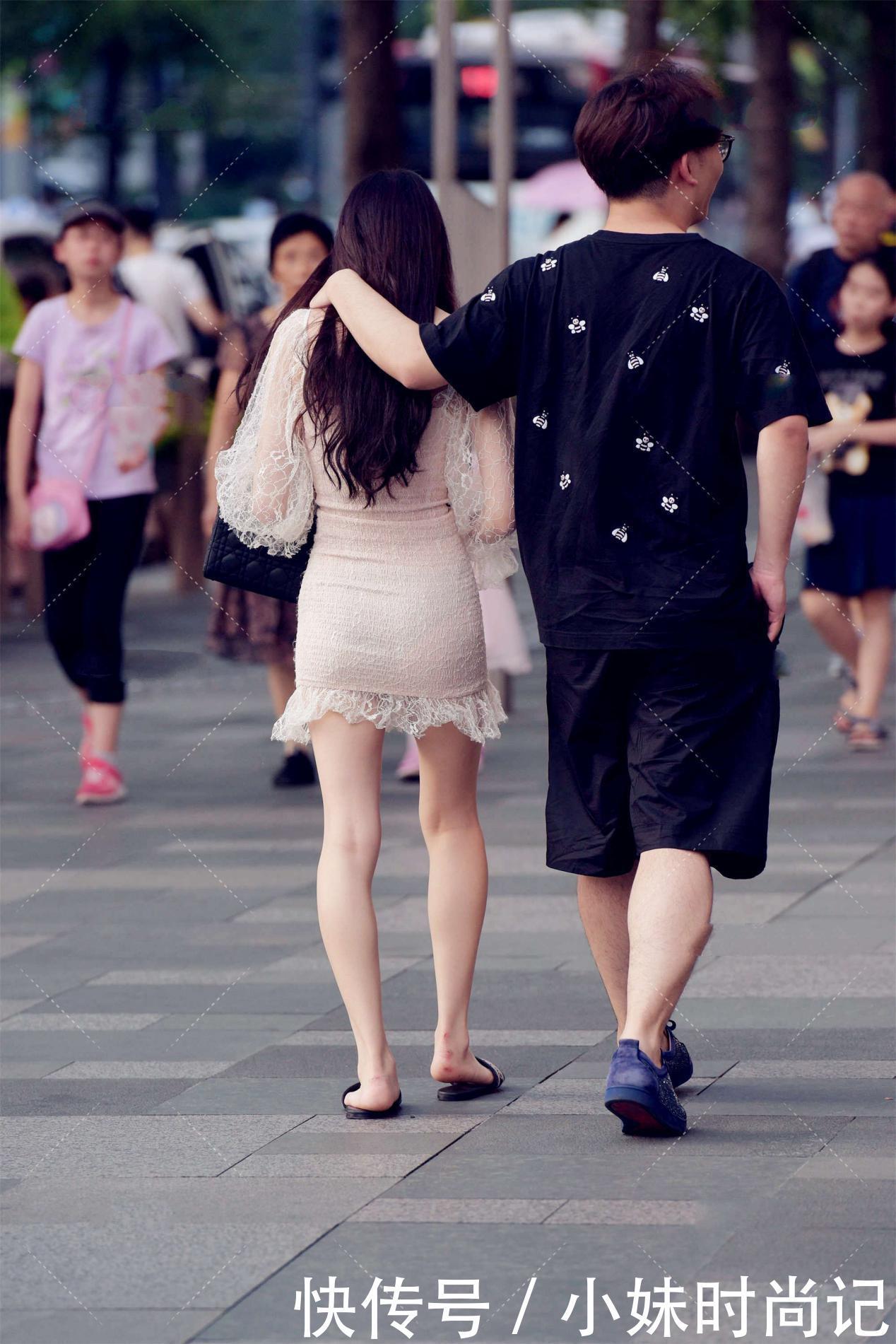 颜色|街拍:浅粉色连衣裙, 网纱设计更显精致时尚, 满满的青春感