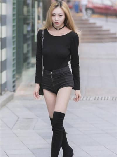 亮眼|街拍身材圆润的小姐姐,大长腿十分亮眼,很不错的姑娘