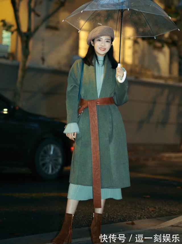 高跟鞋 “长外套+连衣裙”怎么穿更上档次?教你3个穿搭技巧,时髦又高级