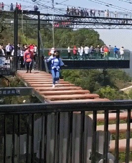 |搞笑美女GIF:这缝隙太大,美女也是挺为难的了!