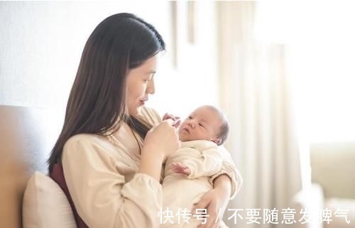 爸爸妈妈|三个月大的宝宝边喝母乳，边用手推妈妈，他想表达什么呢？