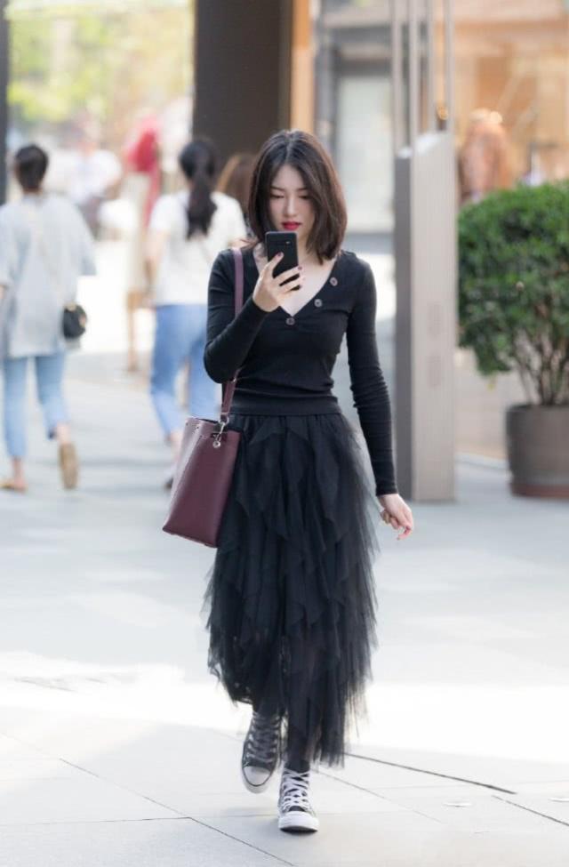 小姐姐|街拍:风姿绰约的小姐姐,深灰色的上衣配牛仔短裤,魅力十足