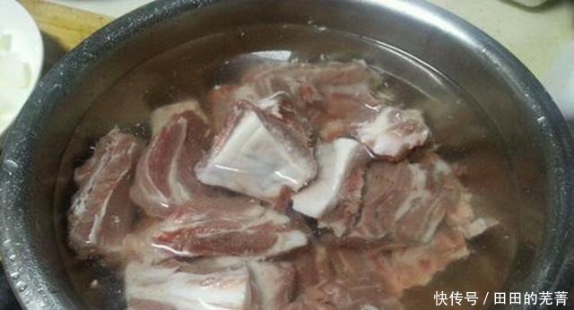  年夜饭上的拿手菜，这样做的烧排骨，肉烂脱骨汤汁浓郁小孩超爱吃