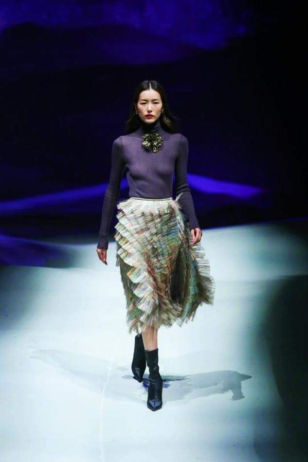 妹妹|贺聪带妹妹走秀，19岁妹妹同款丹凤眼似她翻版，五官柔和偏日系