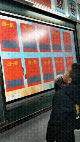 |搞笑GIF：二哈：看什么看，没见过少女心的狗子吗