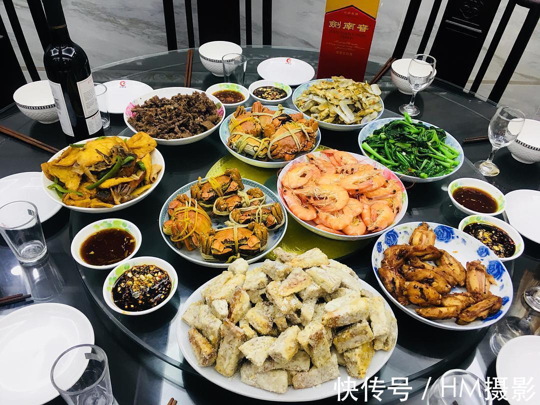 这4菜1汤已备好，荤素搭配做法简单，待客倍有面子