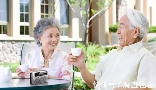 骨质疏松|建议中老年人：不管有钱没钱，尽量多吃4种营养零食，好吃又健康