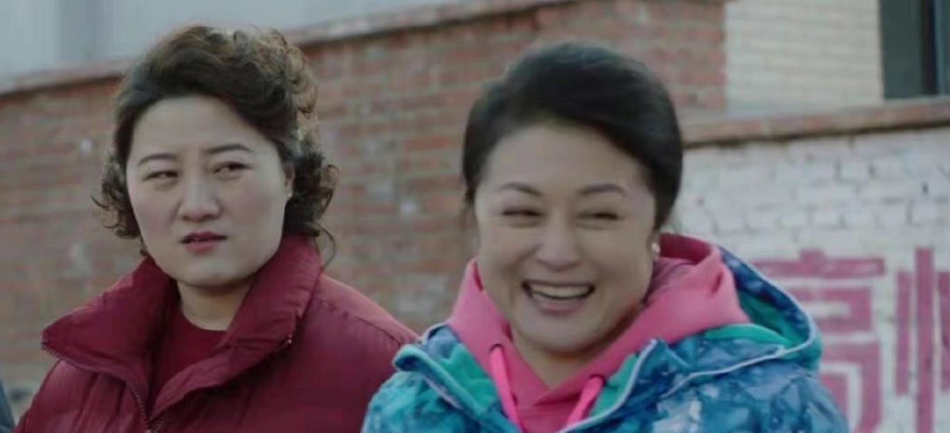 乡爱14开播谢大脚还在,和谢广坤侃大山,被片尾演员表的黑框破防