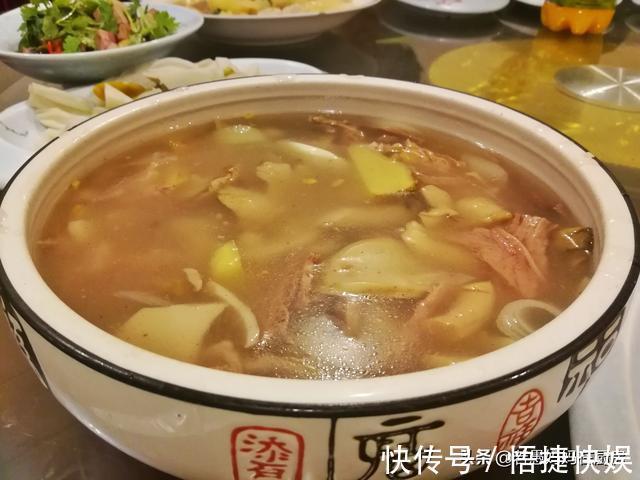 烙馍|8道凉菜,15道热菜,农家院的团圆饭总花费588元,网友说:太值了