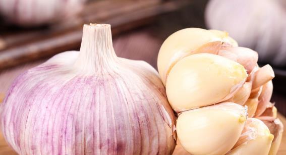 云台冰菊|高血压患者不能吃大蒜？医生提醒：除大蒜外，还要少碰这2种食物