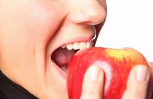 营养物质|晚上吃苹果胜似吃砒霜 听听营养专家给出的回答!