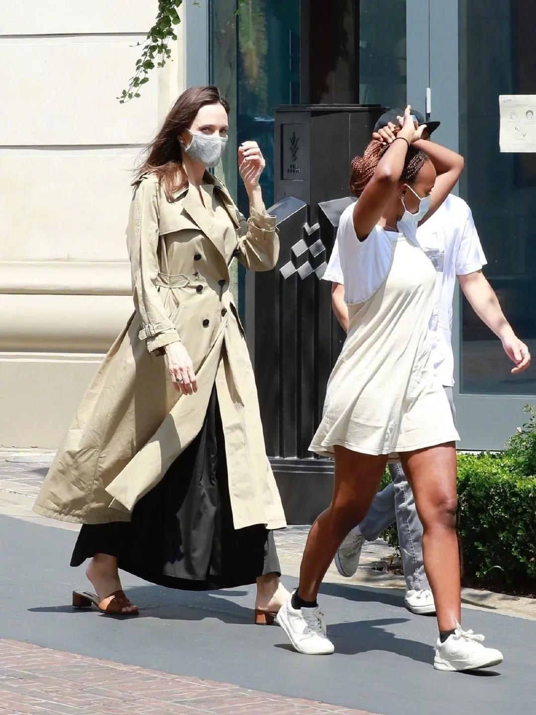 利落|安吉丽娜·朱莉真会穿，一件长款风衣潇洒利落，气场全开真有魅力