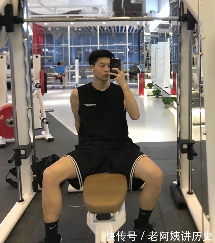 小哥哥|天蝎座大男孩,满身精肌的体育生,这样的肌肉小哥哥,痞帅可人!