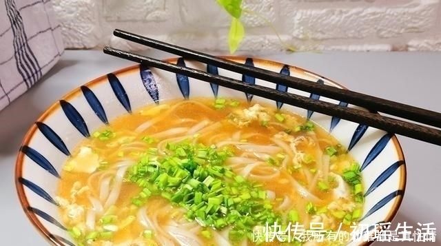 芝麻油|一人在家，煮碗面最省时间，10分钟出锅，又省事又好吃还热乎