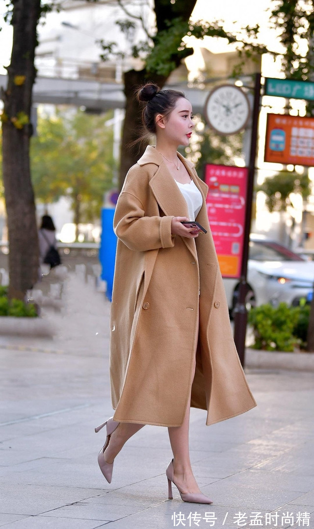 高跟鞋|裸色长款呢子大衣,搭配一步裙+高跟鞋,穿出了职业女性的魅力