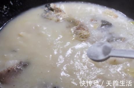 鲫鱼汤|炖鱼汤直接加水煮？难怪鱼汤不浓白还有腥味，教你正确做法