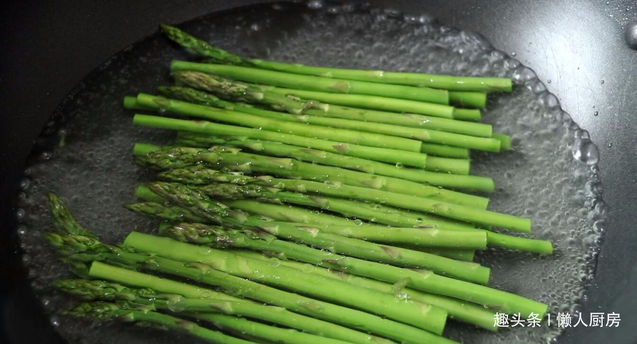 教你芦笋最简单的做法，一煮一淋两步搞定，口感脆嫩，营养不流失