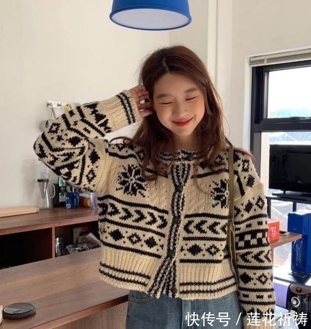 小姐姐 今年流行一种新穿法叫:“奶奶衫+牛仔裤”,显高还显腿长