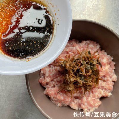 补充蛋白质|0难度的梅菜蒸肉饼,好吃到停不下来